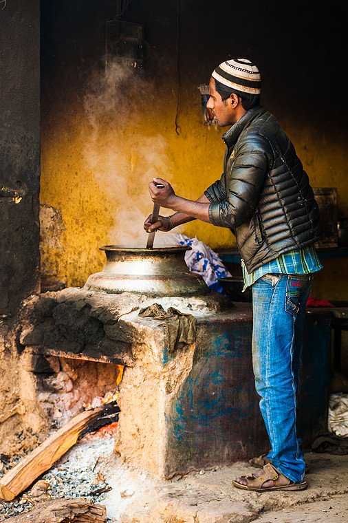 Przygotowywanie posiłku, okolice Nizamuddin Dargah, New Delhi (Indie. Dzień jak co dzień.)